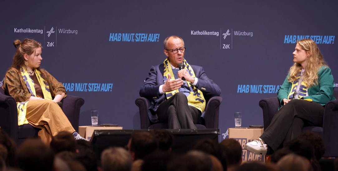 Friedrich Merz hatte auf dem Katholikentag ein Heimspiel, hier mit Amy Kirchhoff (links), Generalsekretärin der Bundesschülerkonferenz , und Lisa Quarch, Geistliche Leiterin des Bunds der Deutschen Katholischen Jugend(Foto: pa/Karl-Josef Hildenbrand)