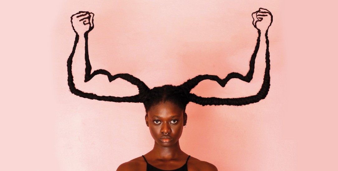 Kraftvoll: Die ivorische Künstlerin Laetitia Ky mit ihrer Haarskulptur »pow’hair« (Foto: © Courtesy die Künstlerin und LIS10gallery)