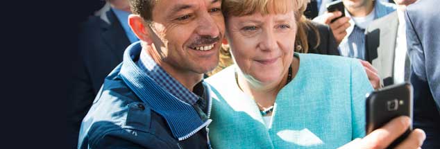 Dieses Foto ging um die Welt: Bundeskanzlerin Angela Merkel lässt sich am 10. September 2015 nach dem Besuch eines Erstaufnahmelagers für Asylbewerber in Berlin zum Selfie mit einem Flüchtling überreden. (Foto: pa/von Jutrczenka) 

