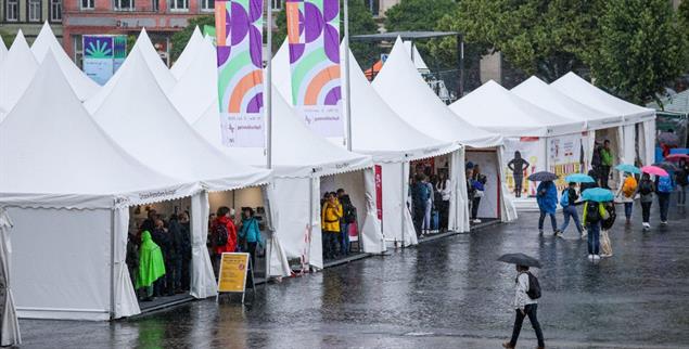 Regenfest: Kommt ein Schauer, wird es gemütlich in den Zelten. (Foto: picture alliance/dpa/Jan Woitas)
