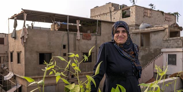 Oasen im tristen Lageralltag: Frauen wie Hanan Hajaj sind auf den Dachgärten ihre eigenen Chefinnen.  (Foto: medico international/Russell)