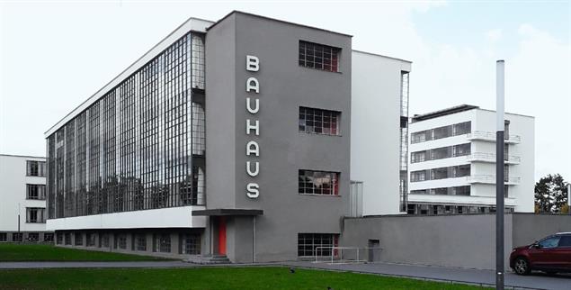 Bauhausgebäude in Dessau: Es entstand 1925/26 nach Plänen von Walter Gropius (Foto: Baas/ VG Bild Kunst, Bonn 2019)