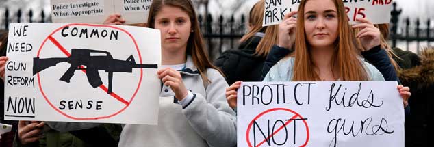 Schülerinnen protestieren für schäfere Waffengesetze, nur wenige Tage nach dem Amoklauf in einer High School in Florida im Februar dieses Jahres. Am heutigen 24. März werden Hunderttausende zum »March for Our Lives» in Washington erwartet (Foto: pa/Douliery)