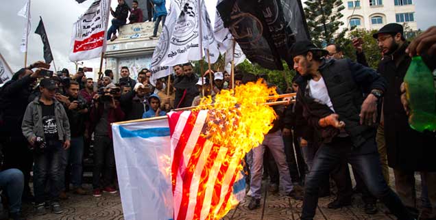 Hass auf Trump, Wut auf die Besatzer: Palästinenser verbrennen am 06.12.2017 in Gaza  die amerikanische und israelische Flagge. (Foto: pa/Issa)