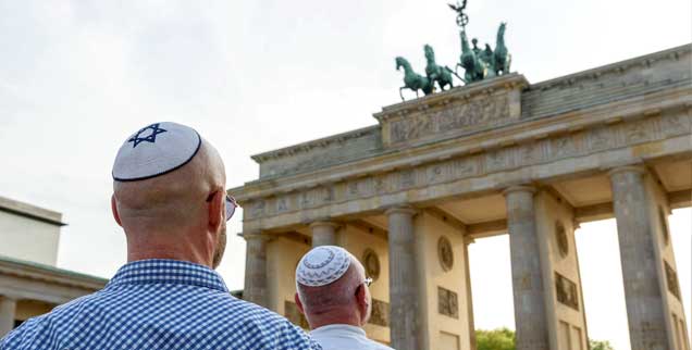 Juden am Brandenburger Tor: Kann die deutsche Gesellschaft dem Antisemitismus Einhalt gebieten? (Foto: imago/snapshot)