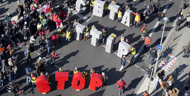 Der Protest gegen die geplanten Freihandelsabkommen TTIP und Ceta bringt immer wieder viele Menschen auf die Straßen (Foto: pa/dpa/Kay Nietfeld) Der Protest gegen die geplanten Freihandelsabkommen TTIP und Ceta bringt immer wieder viele Menschen auf die Straßen (Foto: pa/dpa/Kay Nietfeld)