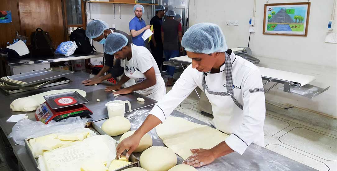 Stolz, arbeiten zu dürfen: Junge Männer werden zu Bäckern ausgebildet (Foto: Rheinheimer-Chabbi)