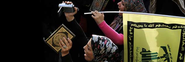 Die Macht der Bilder: Wem schenken wir mehr Aufmerksamkeit, den friedlich protestierenden Muslimen oder dem gewalttätigen Angriff von Extremisten? (pa/Hamzeh)