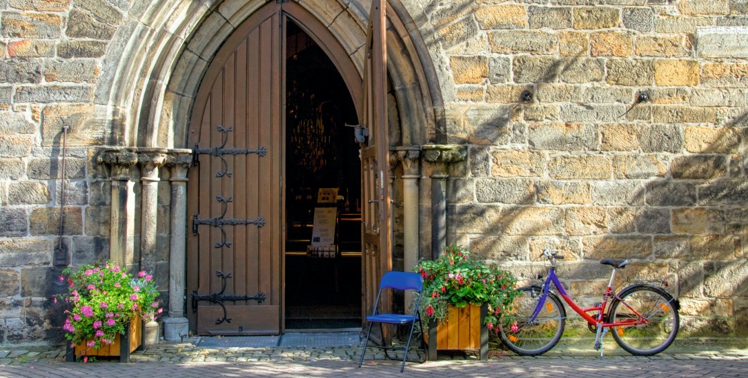 Offene Tür: Bei hohen Temperaturen sind Kirchen ein kühler Ort. Gut, wenn die Tür offen ist. (Foto: istock by Getty / RelaxFoto.de)