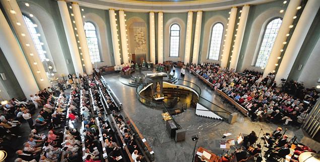 Festgottesdienst in der Kathedrale: Die alte Architektur des Innenraums sorgte dafür, dass sich die Blicke auf den Abstieg zur Krypta richteten (Foto: kna / Klaus-Dietmar Gabbert)