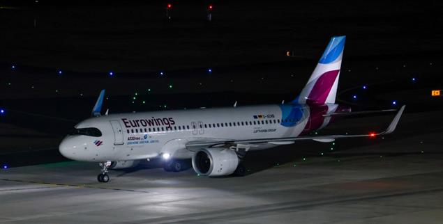 Eine Passagiermaschine der Fluggesellschaft Eurowings rollt nach der Landung am Flughafen Köln/Bonn aus. An Bord befinden sich evakuierte Reisende aus dem Nahen Osten. (Foto: pa/dpa)