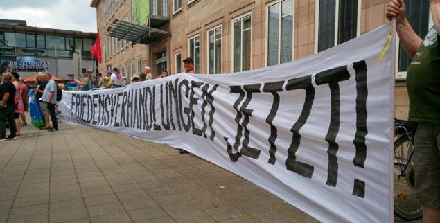 Klare Forderung, wenig Leute: Friedensdemonstration auf dem Kirchentag in Nürnberg (Foto: Christoph Fleischmann)