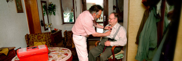 Landarzt beim Hausbesuch: Die Österreicher sind mit ihrem Gesundheitssystem sehr zufrieden und bezahlen durchschnittlich halb so viel an Beiträgen wie die Deutschen (Foto: pa/Rose)