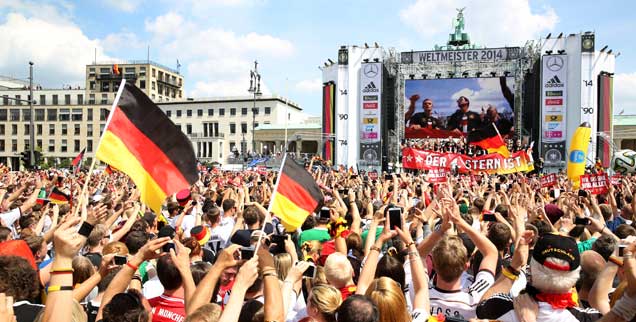 Deutschland, ein Sommermärchen: Jubelnder Empfang für die deutsche WM-Mannschaft in Berlin am Dienstagmorgen. Nach 1954, 1974 und 1990 ist Deutschland am 13. Juli 2014 zum vierten Mal Fußball-Weltmeister geworden. (Foto: pa/Kappeler)