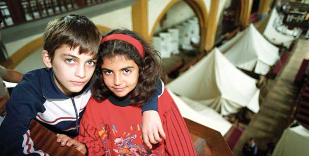 Erstes Kirchenasyl in der Stadtkirche St. Michael, Jena, September 1994: Zelte geben Zuflucht für Bürgerkriegsflüchtlinge aus Armenien. Darunter sind auch Kinder. Es gelingt damals zunächst, die bereits eingeleitete Abschiebung der Flüchtlinge zu verhindern. (Foto: pa/Kasper)
    