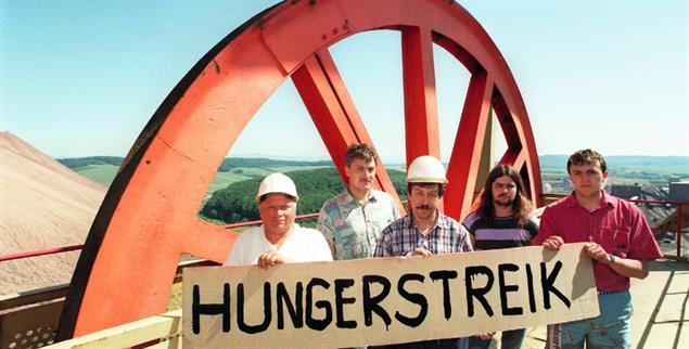 Protest gegen die Schließung der Grube: Kali-Kumpel in Bischofferode im Jahr 1993 (pa/Hirschberger)
