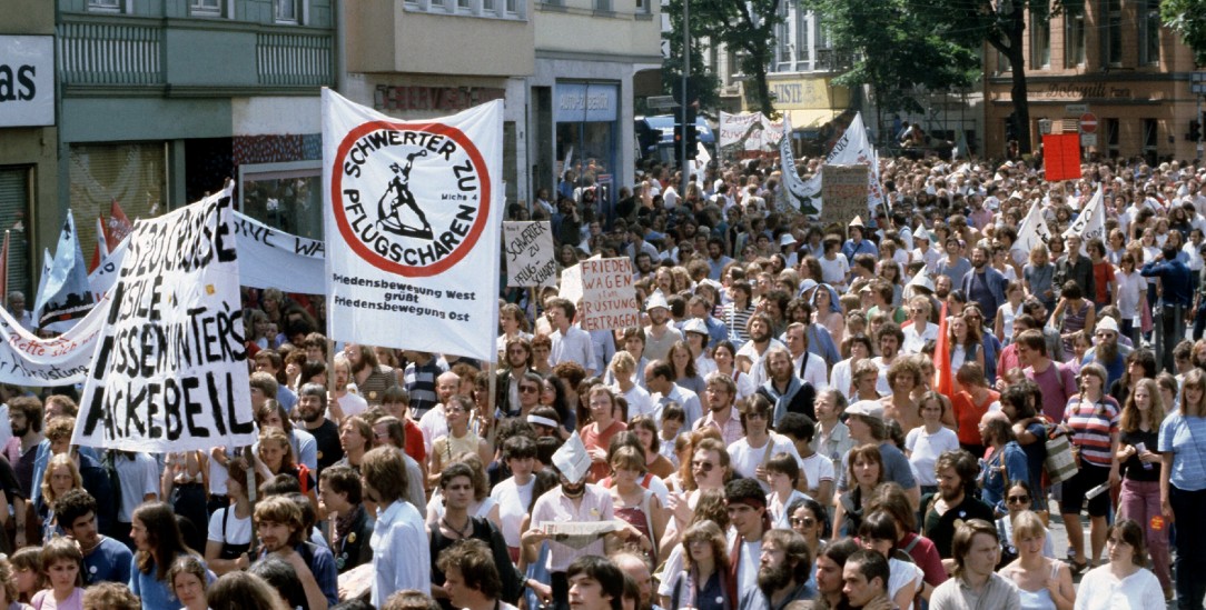 Als die Kirchen noch pazifistischer waren: Große Friedensdemo in Bonn im Juni 1982. (Foto: dpa/pa)