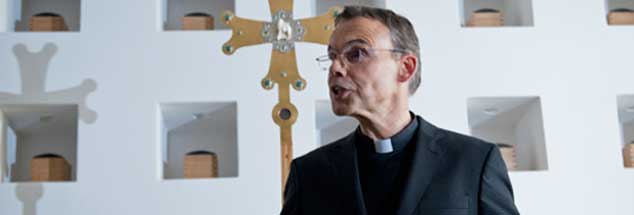 Franz-Peter Tebartz-van Elst ist der Bischof von Limburg: Für immer mehr Katholikinnen und Katholiken seiner Diözese scheint er aber nicht die richtige Besetzung zu sein. Der Protest formiert sich öffentlich. (Foto: pa/Roessler)