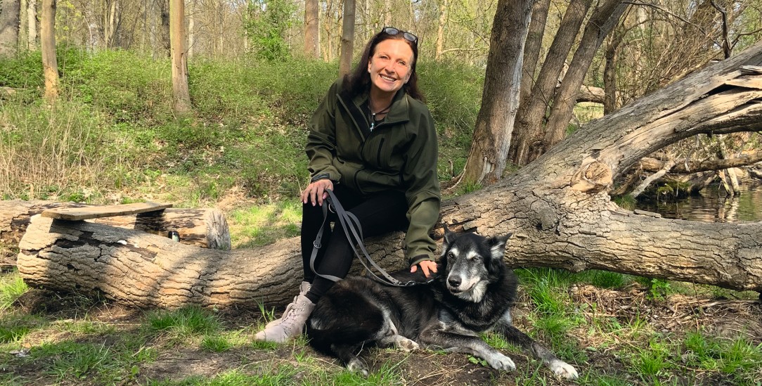 Die über Wölfe spricht: Sabine Sebald mit Hund Pino. (Foto: Alicia Rust)
