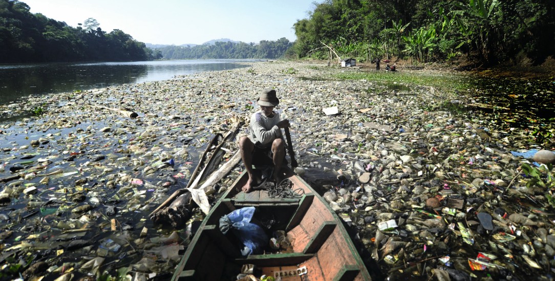 Vor lauter Müll sieht man kaum noch Wasser: Zahlreiche Flüsse der Welt sind so »plastikverseucht« wie der Citarum in Indonesien (Foto: pa/Bukbis Chandra Ismet)