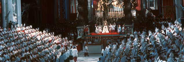Eröffnungsgottesdienst des Zweiten Vatikanischen Konzils im Petersdom. Im Hintergrund auf dem Thron mit dem Baldachin von Bernini: Papst Johannes XXIII. Aufgenommen wurde die Szene am 11. Oktober 1962. (Foto: pa/Rauchwetter)