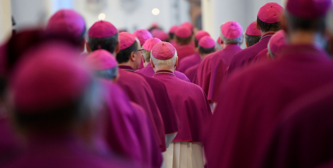 Den Rücken zugekehrt: Deutsche Bischöfe entscheiden ohne Betroffenenvertreter (Foto: pa/Dedert)