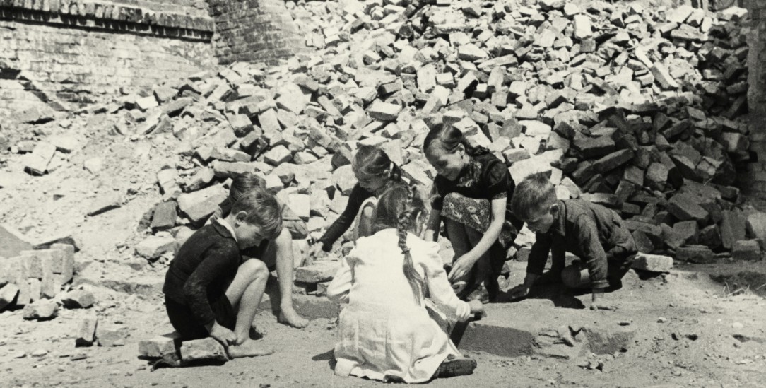 Ein Bild aus der Nachkriegszeit: Kinder spielen auf einem Trümmergrundstück, um 1948. (Foto: pa/akg-images)