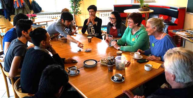 Begegnung in schwieriger Umgebung: Flüchtlingscafé Schlotheim. (Foto: Burhenne)