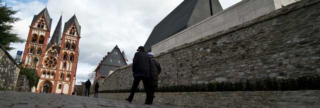 Ort einer noch unaufgearbeiteten Angst-, Unterdrückungs- und Bau-Affäre: Der Limburger Domberg mit dem Dom (links) und dem neu gestalteten Bischofshaus (rechts), das viele Millionen Euro kostete. (Foto: pa/Roessler)