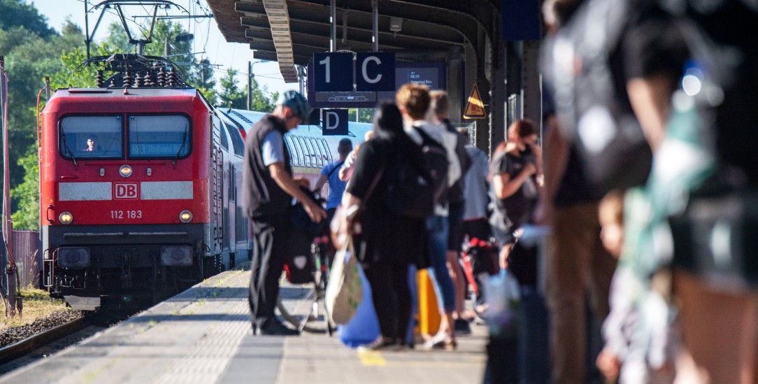 Warten, warten, warten: Viele Züge haben Verspätung. Weil über Jahre Weichen und Ausweichgleise eingespart wurden, sind Umleitungen und Überholen der Züge immer schwieriger. (Foto:pa/Stefan Sauer)