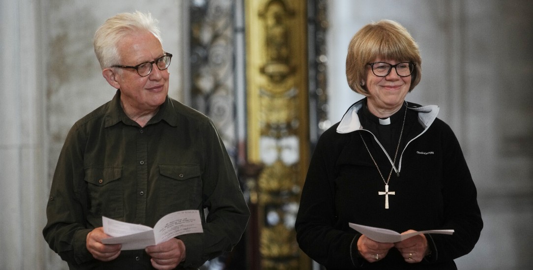 Bischöfin mit Mann: Die anglikanische Erzbischöfin von Canterbury, Sarah Mullally mit ihrem Mann Eamonn Mullally.(Foto: pa/Jeff Moore/PA Wire URN:83916719)