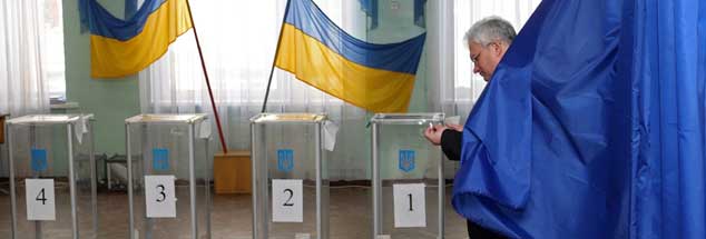 Vorausgehender Konflikt: Die ukrainische Wahl im Jahr 2010 - hier der Blick in ein Wahllokal zum damaligen Zeitpunkt - förderte zahlreiche Probleme des Landes zutage. Als Wiktor Janukowytsch am 25. Februar 2010 als Präsident vereidigt wurde, war dies der Beginn einer langen Phase inner-ukrainischer Auseinandersetzungen um die Demokratie. 