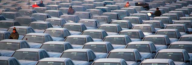 Autos, Autos, wohhin man sieht: Die Massenproduktion von Waren nahm in den  1980er Jahren so richtig Fahrt auf; bis heute wird sie immer weiter gesteigert. (Foto: pa/Michel)