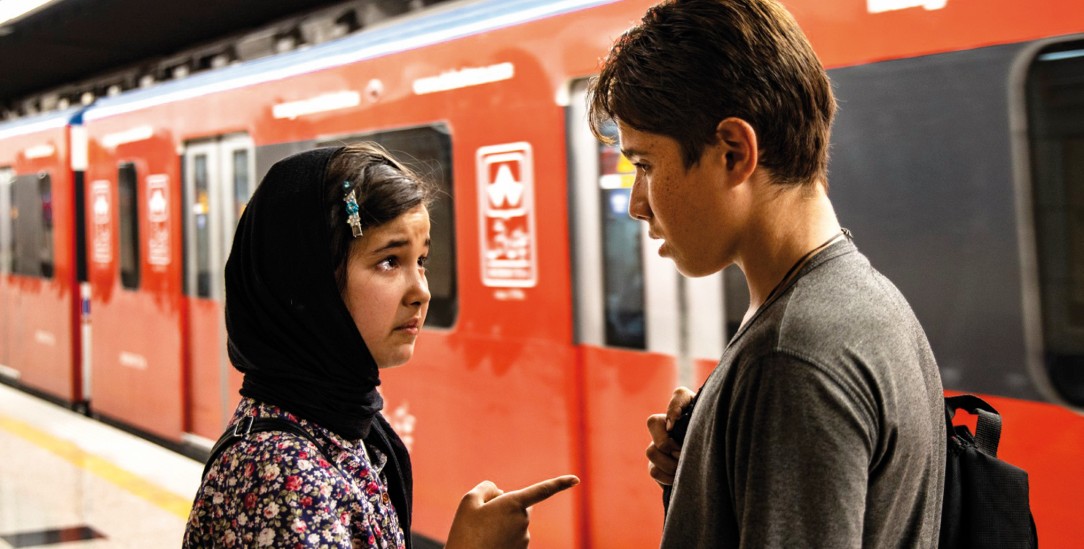 Das war knapp: Fast wären Zahra, ein Flüchtlingsmädchen aus Afghanistan, und Ali in der U-Bahn verhaftet worden. (Foto: via filmstarts.de)