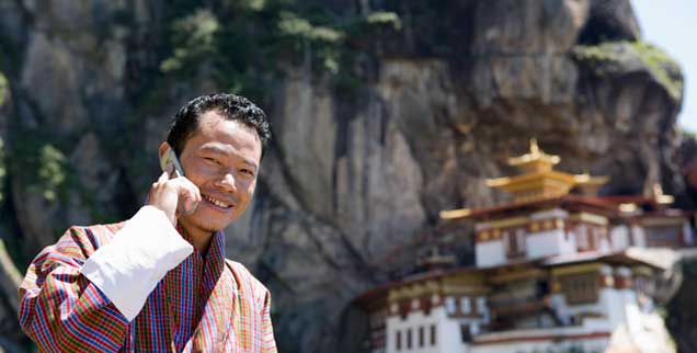 Bhutan zwischen Tradition und Moderne: Klöster und Mönche sind ebenso allgegenwärtig wie Smartphones (Foto: pa/Cavalli)
