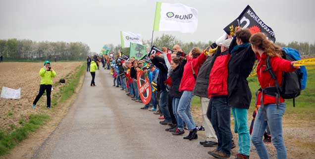 Die Kette steht! Rund 6000 Menschen demonstrierten am Samstag an der künftigen Abbruchkante des Braunkohletagebaus Garzweiler II gegen die exzessive Kohleverstromung in Deutschland und den immensen Landraub durch den Kohleabbau (Foto: Reinholz/Campact)