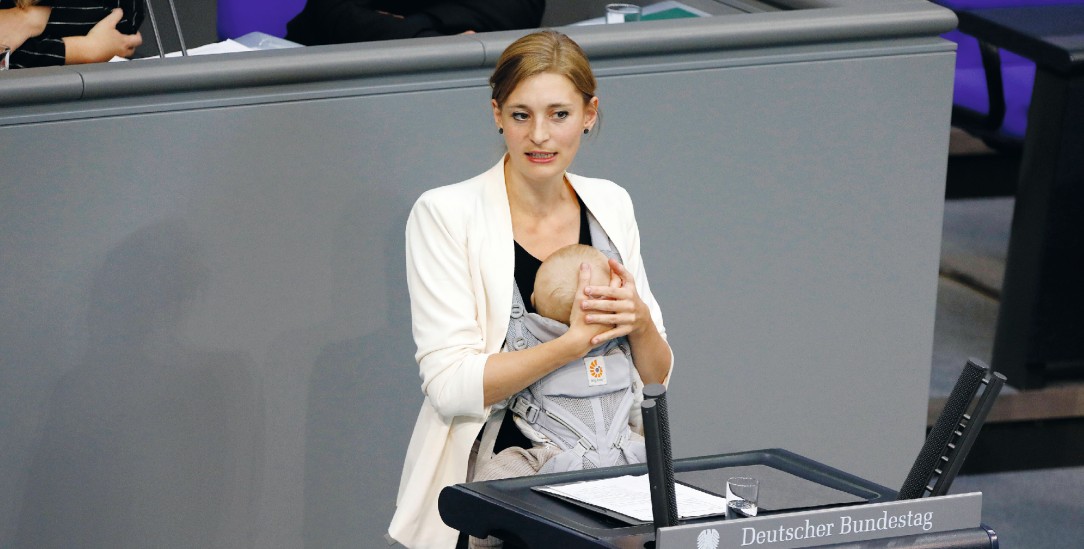 »Wilder Tag«: Hanna Steinmüller mit ihrem Baby am Redepult des Bundestags. (Foto: PA / Geisler-Fotopress)