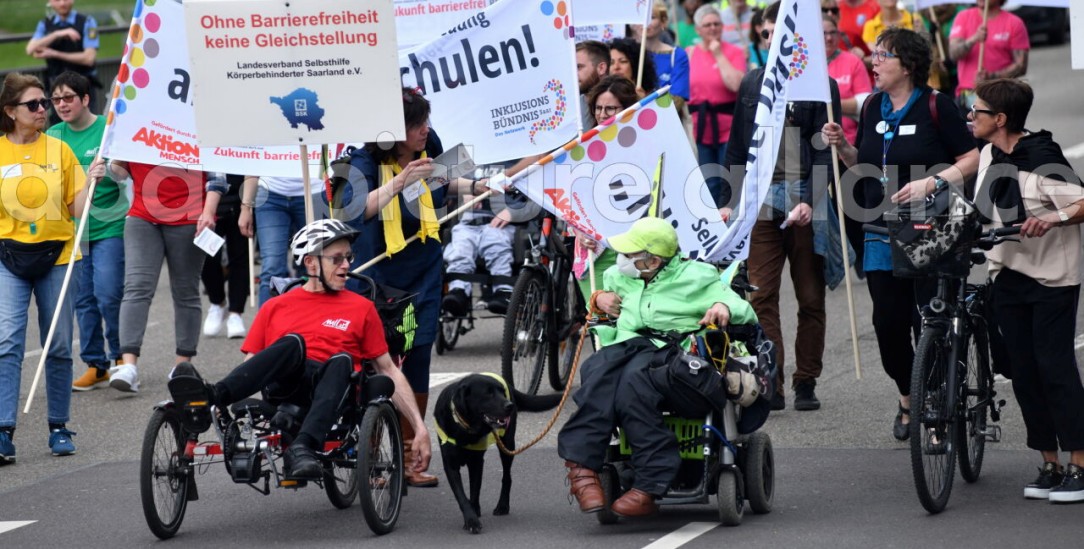 Für mehr Barrierefreiheit: Demo-Teilnehmende beim Protesttag 2023 in Saarbrücken. (Foto: PA/BeckerBredel)