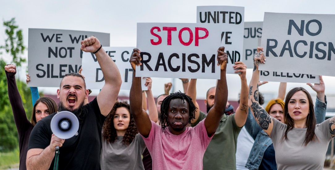 Gemeinsam gegen die Ausgrenzung: 22 Prozent der Bevölkerung haben schonmal Rassismus erfahren. (Foto: istockphoto/LordHenriVoton)