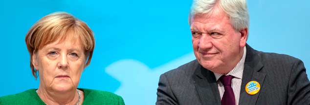 Volker Bouffier kann wohl, trotz großer Stimmenverluste der CDU, Ministerpräsident in Hessen bleiben und mit den Grünen weiterregieren, für Kanzlerin Angela Merkel hat die Hessenwahl dagegen gravierende Folgen: Sie kündigt ihren Abschied als CDU-Parteivorsitzende an (Foto: pa/Stein)