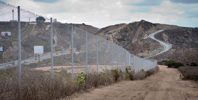 Die amerikanisch-mexikanische Grenze: Über 3000 Kilometer zieht sie sich hin. Flüchtlinge, die den Grenzzaun überwinden und es bis in die USA schaffen, sind in Gefahr, dort inhaftiert zu werden  (Foto: pa/Frank Duenzl)