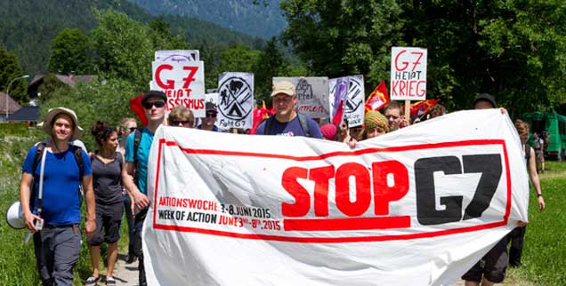 Gegner des G-7-Gipfels beim Bahnhof in Garmisch-Partenkirchen: Der Protest war vielfältig, auf einer Großdemonstration protestierten bis zu 40 000 Menschen friedlich gegen das geplante Freihandelsabkommen TTIP und eine neoliberale Handelspolitik. (Foto: pa/Golejewski)