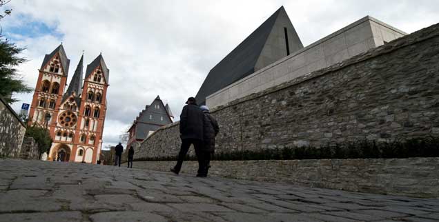 Ort einer noch unaufgearbeiteten Angst-, Unterdrückungs- und Bau-Affäre: Der Limburger Domberg mit dem Dom (links) und dem neu gestalteten Bischofshaus (rechts), das viele Millionen Euro kostete. (Foto: pa/Roessler)