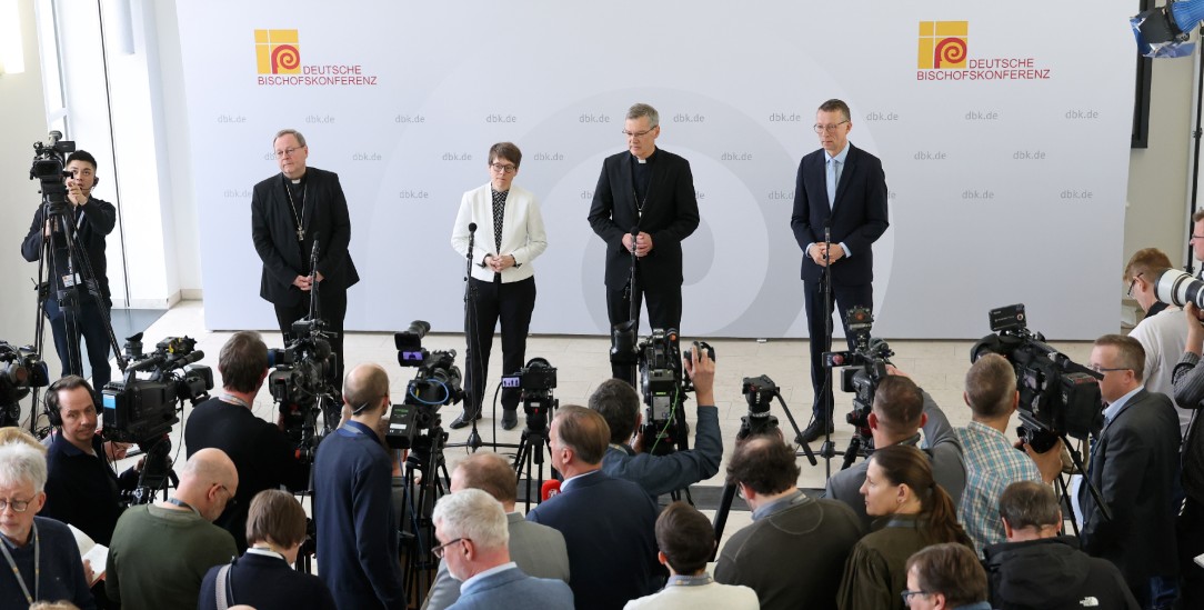 Wie tickt der neue Konferenzvorsitzende?: Heiner Wilmer (Mitte) bei seinem ersten Presseauftritt, zusammen mit der wiedergewählten Generalsekretärin Beate Gilles und seinem Vorgänge Georg Bätzing (Foto: pa/Daniel Löb)