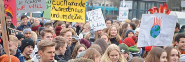 Schülerdemonstration in Frankfurt am Main: »Wenn ihr euch nicht wie Erwachsene verhaltet, dann tun wir es«, haben die Jugendliche auf ein Plakat geschrieben (Foto: Brüning)