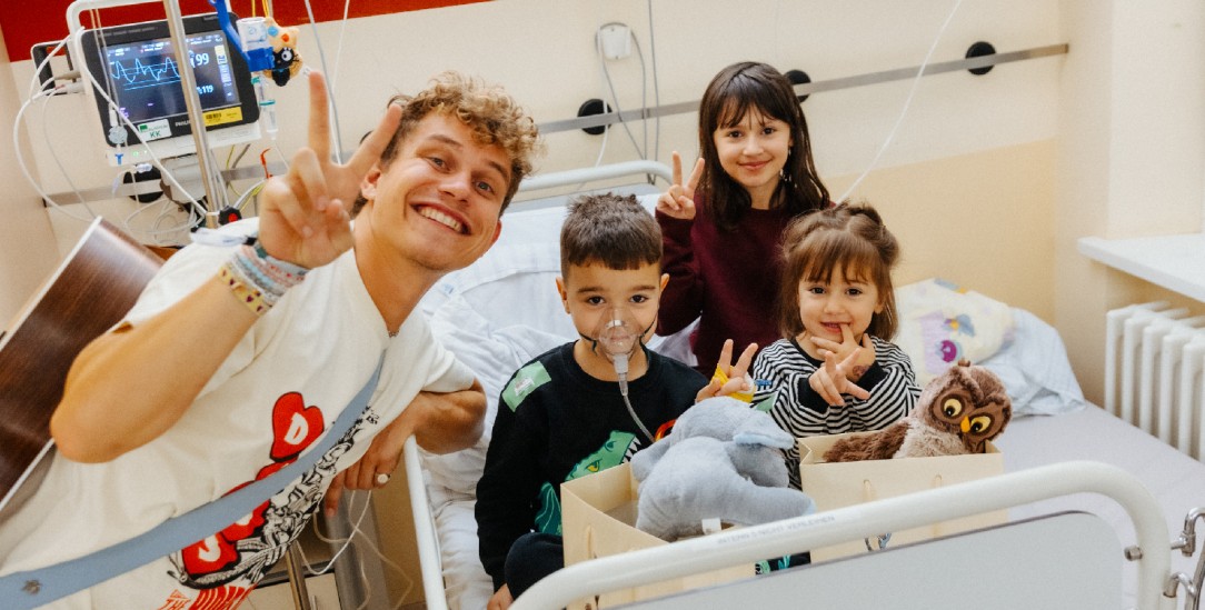  Der Sänger Gregor Hägele tritt ohne Gage vor kranken Kindern im Krankenhaus auf. Die jungen Patienten lenkt das für einige Stunden vom tristen Klinikalltag ab. (Foto: Markus Haner)