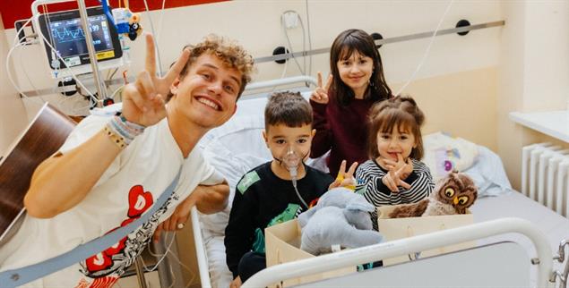  Der Sänger Gregor Hägele tritt ohne Gage vor kranken Kindern im Krankenhaus auf. Die jungen Patienten lenkt das für einige Stunden vom tristen Klinikalltag ab. (Foto: Markus Haner)