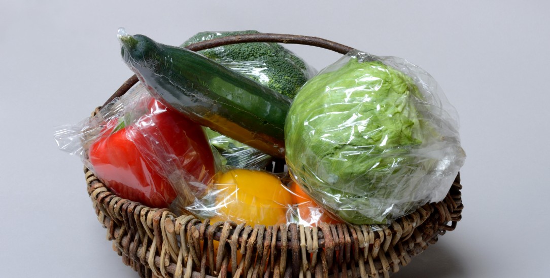 Bald Vergangenheit: Salat, Gemüse und Obst in Plastik – Frankreich fängt damit an (Foto: picture alliance/imageBROKER/Pfeiffer) 