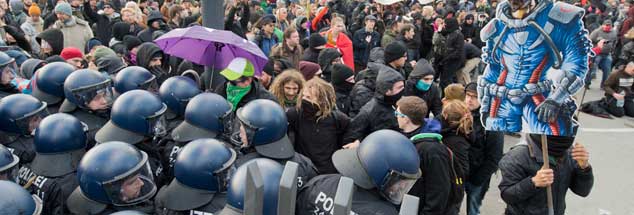 Blockupy-Demonstration am vergangenen Samstag vor dem Neubau der Europäischen Zentralbank in Frankfurt: Es gab Rangeleien zwischen Demonstranten und Polizisten, doch insgesamt blieb es weitgehend friedlich  (Foto: pa/Roessler)