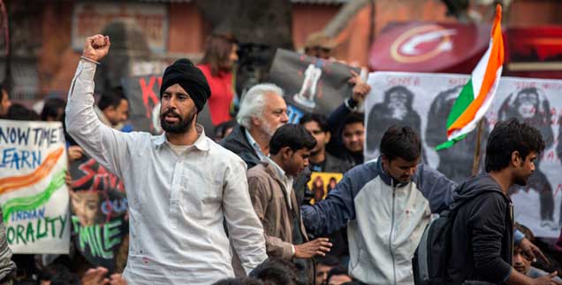 Neu Delhi, Indien: Junge Männer verlangen auf den Straßen "Gerechtigkeit" für die 23-jährige Studentin, die im Dezember 2012 von mehreren Männern in einem Bus vergewaltigt wurde und an den Folgen starb. Als gerecht empfinden viele Demonstranten die Todesstrafe für die Täter. Am 7. Januar 2013 begann der Prozess, der weltweit Aufmerksamkeit erregt. (Foto: pa/Jiti Chada)

